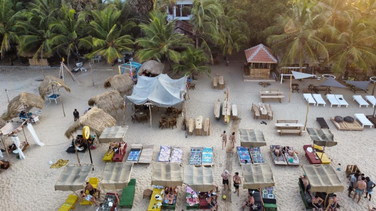 The Surf Access Guest House Baía de Arugam Exterior foto